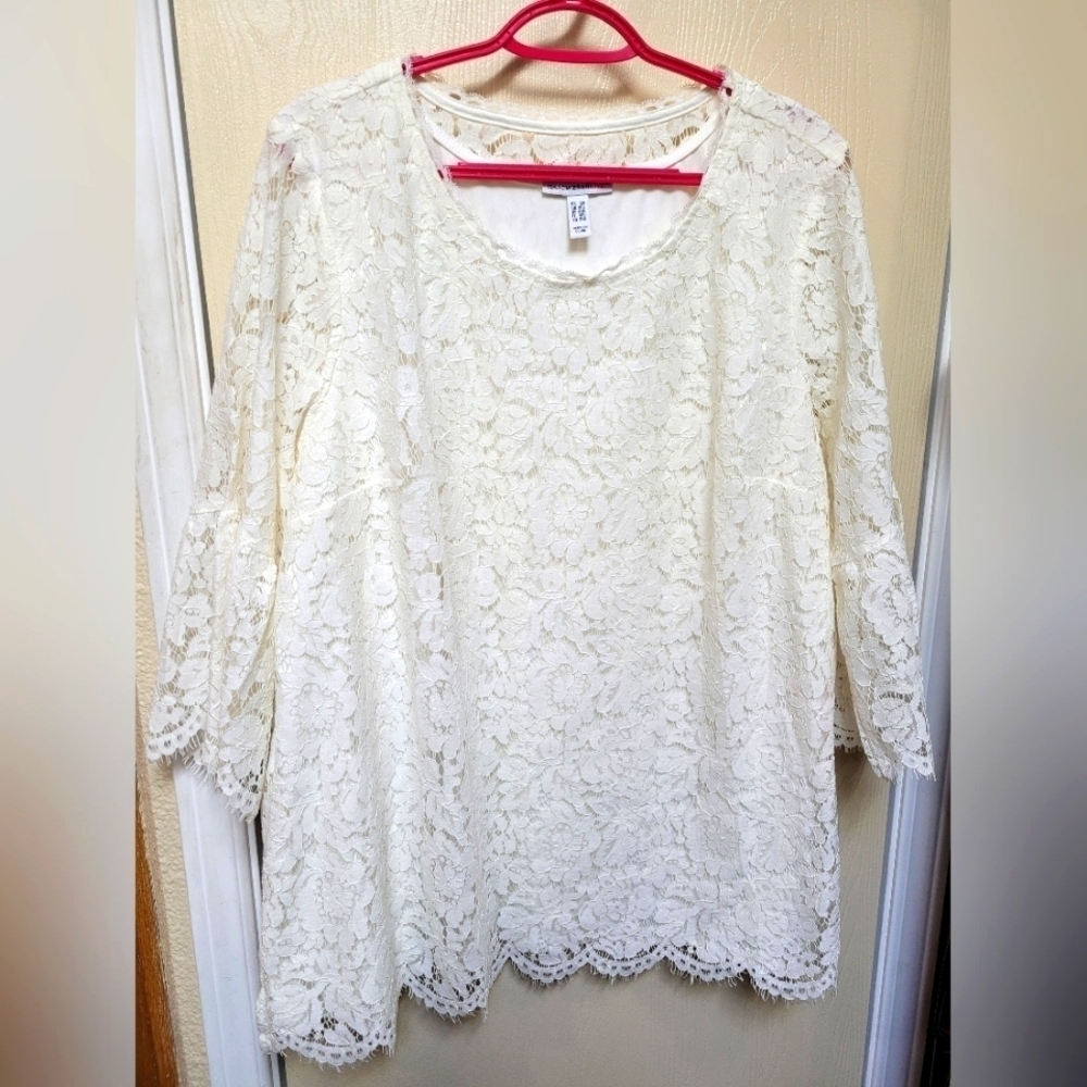 NeW Isaac Mizrahi Elegant Cream Lace Top